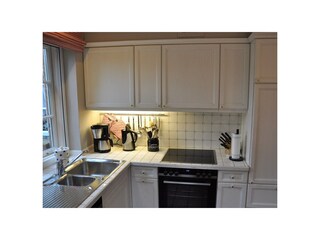 Küchenzeile mit Apotheker- und Abstellschrank