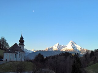 Sonnenaufgang am Watzmann im Vordergrund Gerer Kirche