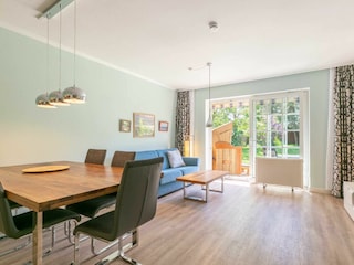 Wohnzimmer mit sonniger Gartenterrasse