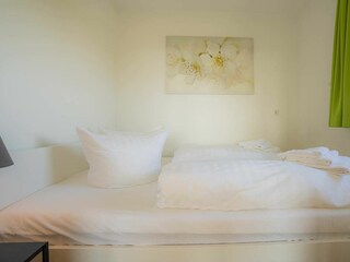 1. Schlafzimmer mit Aussenfenster