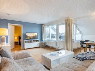 Wohnzimmer mit Südwest-Balkon und Meerblick