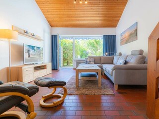 Wohnzimmer mit Südwest-Terrasse