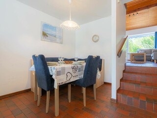 Essbereich und Blick zum Wohnzimmer