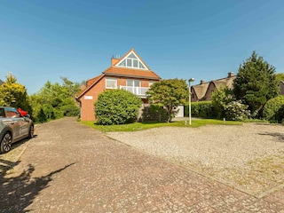 Grundstück und Parkplätze