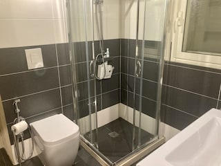 Elegantes Bad mit Dusche