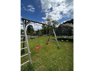 eigener separater Spielplatz mit Schaukel und Trampolin