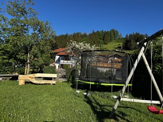 eigener separater Spielplatz mit Schaukel und Trampolin