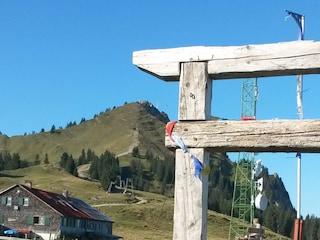 Durchs Tor an der Grüntenhütte vorbei auf den Gipfel