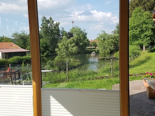 Blick vom Wohnzimmer auf den Weiher