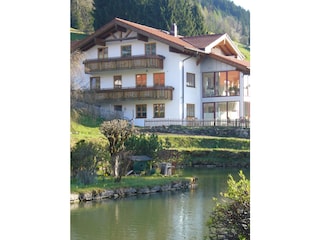 Blick vom Weiher aufs Haus