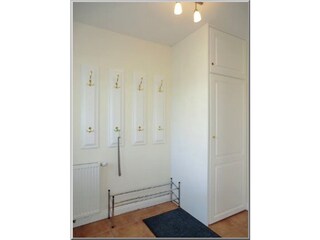 Freundlicher Eingangsbereich mit Garderobe
