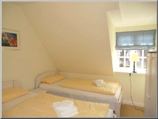 Blick in das Schlafzimmer mit zwei Einzelbetten