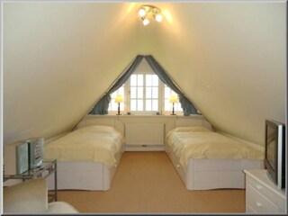 Einladender Spitzbodenbereich mit Flat-TV und Musikanl.