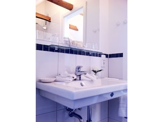 separter Waschbereich mit Dusche