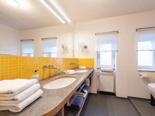 Bad im OG mit begehbarer Dusche