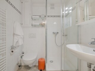 bad dusche wc waschbecken  spiegelschrank wandheizung
