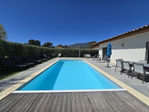Villa con piscina privata e jacuzzi vicino alla spiaggia