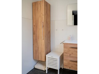 Wäscheschrank/Waschtisch mit zwei Schubladen