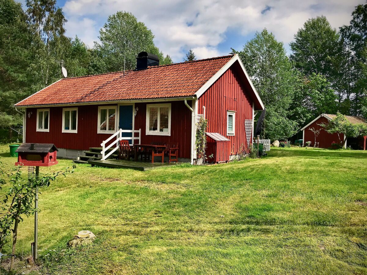 Hausrückseite mit Terrasse an der Küche