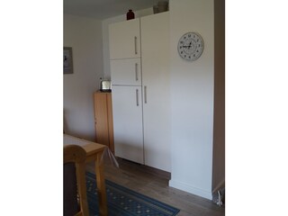 Kühl-Gefrierkombi, Toaster, Microwelle, alles vorhanden