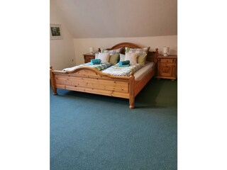 Schlafzimmer mit Blick in den Garten