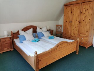 Schlafzimmer mit Doppelbett 180x200