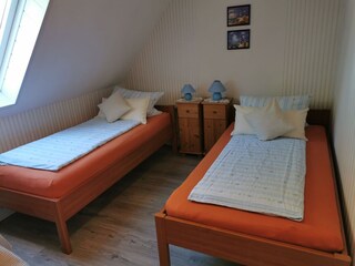 Schlafzimmer mit zwei Einzelbetten