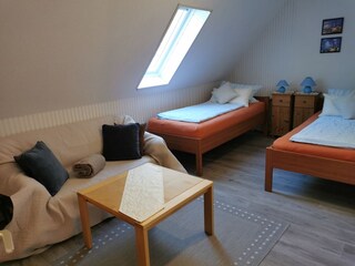 Schlafzimmer: zwei Einzelbetten, Schrank, Sofa, Tisch