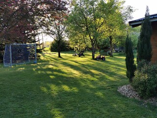 Großer Garten mit viel Platz zum Verweilen & Spielen