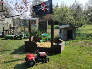 Piratensandkasten, Spielhäuschen, Trecker.....