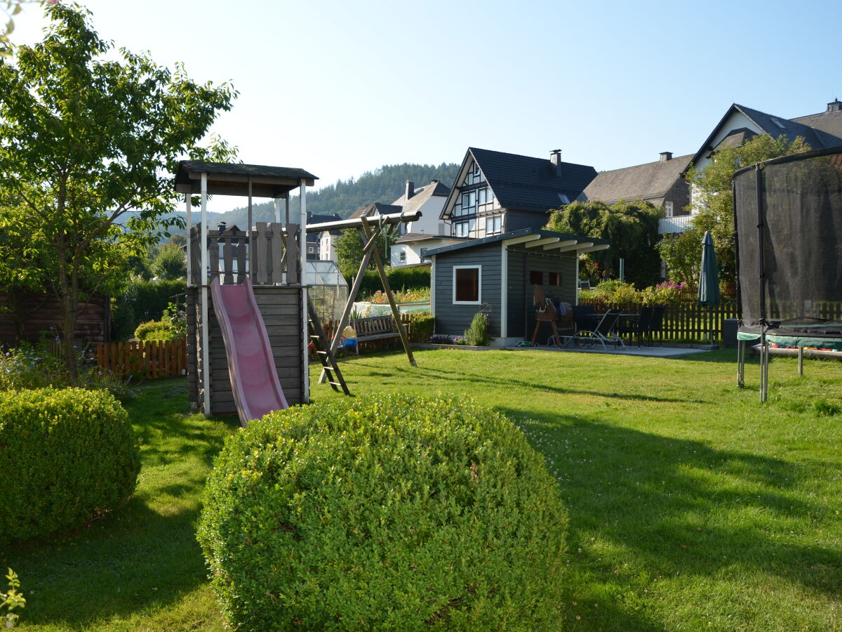 Spielplatz mit Gartenhaus