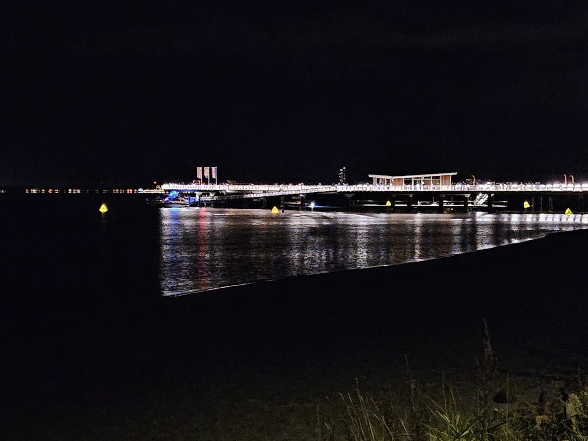 Seebrücke bei Nacht