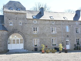 Farmhouse Ouffet Outdoor Recording 2