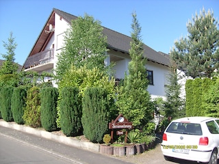 Blick auf die Ferienwohnung mit eigenem Parkplatz