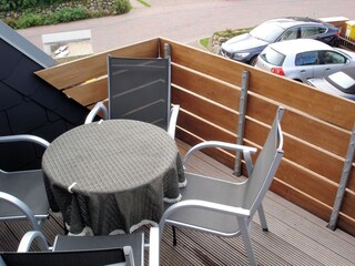 7 qm Loggia mit 4 Stühlen und Tisch