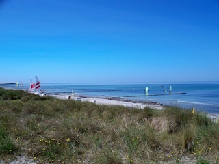 Strand mit Surfschule