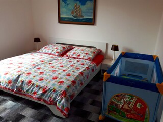 Schlafzimmer 1 mit Kinderreisebett