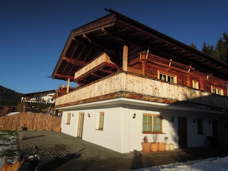 Grosse SW-Terrasse uneinsehbar mit schöner Aussicht