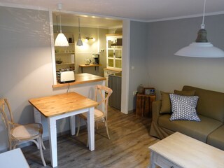 Ferienwohnung 2 - Esstisch mit Blick zur Küche