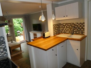 Küche mit Blick zum Wohnzimmer/Terrasse