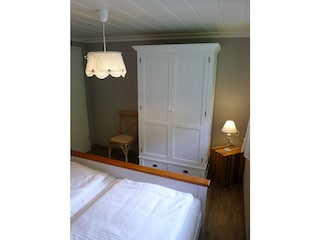 Schlafzimmer mit Kleiderschrank
