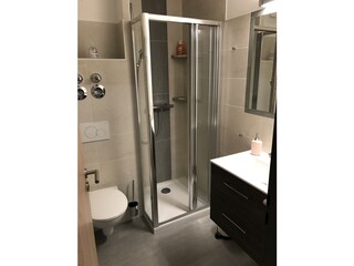 ...das ganz neu renovierte Badezimmer, klein aber fein