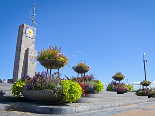 "De klok" - die Uhr am Promenade in Koksijde