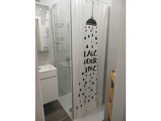 Dusche mit Waschbecken