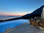 Terrasse mit Pool und Meerblick