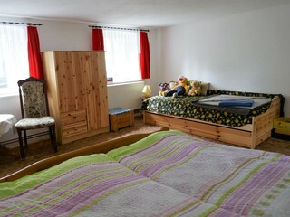 Schlafzimmer 1 mit Doppel und Einzelbett
