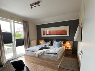 großes Schlafzimmer mit Zugang zur Terasse