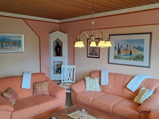 Wohnzimmer mit zusätzl. Stuhl