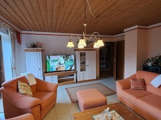 Wohnzimmer mit Fernseher