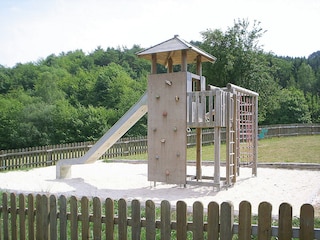 Spielplatz mit angrenzendem Boltzplatz